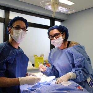 Dr. Gustavo Gualberto e Dra. Virginia Batista, alunos do módulo cirúrgico, em procedimento